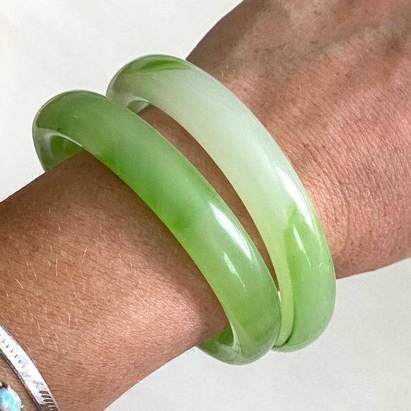 Pair Of Green Marbled Glass Bangle Bracelets - Picture 1 of 12